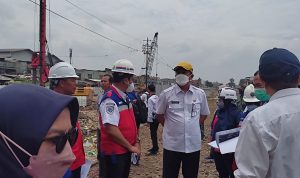 CEK LOKASI: Sekretaris Daerah Kota Bandung Ema Sumarna, saat meninjau progress pembangunan fly over Ciroyom dan JPO. (SADAM HUSEN/JABAR EKSPRES)