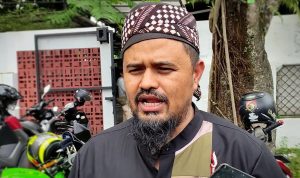 Camat Tanah Sareal, Kota Bogor, Sahib Khan saat mendatangi lokasi cafe yang diduga menggelar pesta LGBT. (Yudha Prananda / Jabar Ekspres)