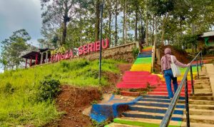 Pesona Wisata Tangga Seribu dengan Warna-warni Tangga Salah satu wisata alam terbuka yang menarik berada di Bandung Timur yaitu Tangga Seribu dengan nuansa warna-warni tangga. (FAHMINAH/JABAR EKSPRES)