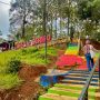 Salah satu wisata alam terbuka yang menarik berada di Bandung Timur yaitu Tangga Seribu dengan nuansa warna-warni tangga. (FAHMINAH/JABAR EKSPRES)