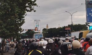 Padat merayap kendaraan di lampu merah Jalan Soekarno Hatta-Ibrahim Adjie dan harus menunggu terlalu lama. (NINA AGUSTINA/JABAR EKSPRES)