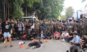 Mahasiswa Tolak Penertiban 38 Bangli di Jalan Cijagra Bandung Aksi Mahasiswa ISBI di lokasi penertiban bangli Jalan Cijagra, Kota Bandung, Kamis 23 Februari 2023. (HENDRIK MUCHLISON/JABAR EKSPRES)