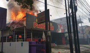 Kobaran api melahap Rumah Makan Ayam Geprek Pangeran di Jalan Brigjen Katamso, Kecamatan Cibeunying Kaler, Kota Bandung. (DISKAR PB KOTA BANDUNG)