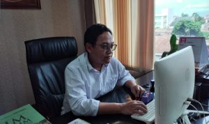 Kordiv Pengawasan dan Hubal Bawaslu Jabar, Zaki Hilmi saat ditemui di kantornya, Jalan Turangga, Kota Bandung. (HENDRIK MUCHLISON/JABAR EKSPRES)