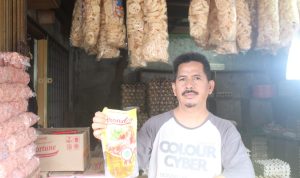 Minyak goreng bersubsidi yakni minyakita mengalami kenaikan harga lantaran barang yang beredar di pasar langka.