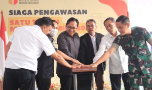 Kordiv Pengawasan dan Hubal Bawaslu Jawa Barat, Zaki Hilmi (empat dari kanan) saat meluncurkan pengawasan digital yaitu Jarimu Awasi Pemilu, Selasa (14/2). (HENDRIK MUCHLISON/JABAR EKSPRES)