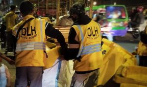 Gercep! Petugas Kebersihan Bereskan Sisa Sampah usai Acara Cap Go Meh di Kota Bogor