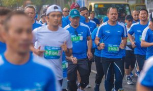 BEROLAHRAGA: Potret Wali Kota Bogor Bima Arya bersama Gubernur Jawa Barat Ridwan Kamil memeriahkan even lari di Kota Bandung. (ISTIMEWA)