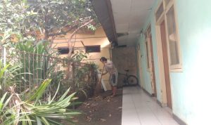 Bisnis Indekos Sekitar Kampus Menggiurkan Pemilik indekos sedang bersih-bersih lingkungan sekitar. (FAHMINAH/JABAR EKSPRES)