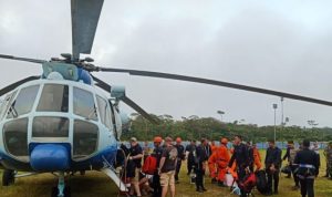 Proses evakuasi Kapolda Jambi dan rombongan dari Hutan Kerinci. (antara)