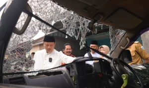 Wagub Jabar Uu Ruzhanul Ulum saay menengok warga Garut penjual jaket kulit yang dituduh penculik dan menjadi korban amukan massa.