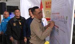 Bawaslu Jabar Ingatkan Kebutuhan TPS Khusus Korban Gempa Cianjur Perwakilan Partai Politik menandatangani deklarasi pemilu damai di Kantor Bawaslu Jabar, Selasa (14/2). (HENDRIK MUCHLISON/JABAR EKSPRES)
