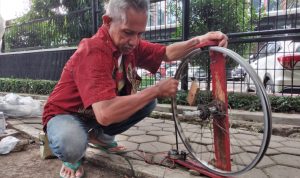 Kreatif, Bayu Aji Ciptakan Carger Hape Tenaga Tangan Bayu Aji Ciptakan Carger Hape Tenaga Tangan. (Hendrik Muchlison/Jabar Ekspres)