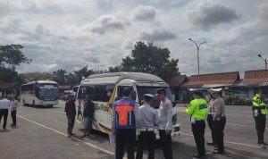 Petugas Dinas Perhubungan (Dishub) Jabar dan pihak kepolisian melalukan pemerintah angkutan umum menjelang Ramadan dan Idul Fitri 2023. (SADAM HUSEN SOLEH RAMDHANI/JABAR EKSPRES)