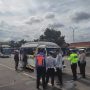 Petugas Dinas Perhubungan (Dishub) Jabar dan pihak kepolisian melalukan pemerintah angkutan umum menjelang Ramadan dan Idul Fitri 2023. (SADAM HUSEN SOLEH RAMDHANI/JABAR EKSPRES)
