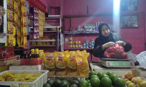 MASIH KOSONG: Sejumlah pedagang di Pasar Kosambi belum mendapatkan minyakita yang disubsidi oleh pemerintah. (Sadam Husen/Jabar Ekspres)