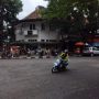 JAGA KESELAMATAN: Tampak pengendara motor melintasi Jalan Lengkong Kecil di siang hari. Jalan ini berubah jadi pusat kuliner ketika malam hari. (HENDRIK MUCHLISON/JABAR EKSPRES)
