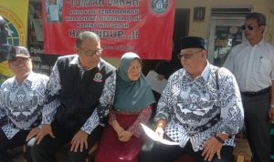 Putusan Pengadilan Dinilai Sembrono, PGRI Siap Pasang Badan Terkait Eksekusi Rumah PASANG BADAN: Ketua PGRI Jabar Dede Amar (kanan) Nenek Sa'adah (tengah) dan Ketua PGRI Kota Bandung Cucu Saputra (kiri) saat memberikan pendampingan terhadap pemilik rumah. (SANDI NUGRAHA/JABAR EKSPRES)