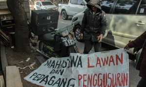 Pihak ISBI Bandung juga diminta tutut memberikan solusi selepas penertiban bangunan liar atau bangli di Jalan Cijagra. (HENDRIK MUCHLISON/JABAR EKSPRES)