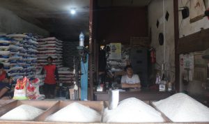 STOK HABIS: Beras medium menghilang alias habis stok di pasaran dan menyebabkan harga premium meroket. (SADAM HUSEN SOLEH RAMDHANI/JABAR EKSPRES)