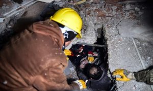 Enam Ribu Gempa Susulan Landa Turki, Warga Takut Bumi Terbelah Dua Upaya evakuasi korban gempa Turki yang masih dibawah reruntuhan bangunan terus dilakukan. (jpnn/AP: Ismail Coskun)