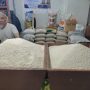 Harga beras di Kota Bandung melambung tinggi akibat minimnya pasokan beras yang disuplay ke pasar tradisional. (SADAM HUSEN SOLEH RAMDHANI/JABAR EKSPRES)