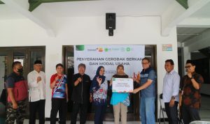 IZI Jabar bersama Indosat saat menyalurkan bantuan Gerobak Berkah kepada Para penerima manfaat