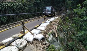 Dua Tahun Ambles, Jalan di Cisarua Bandung Barat Belum Juga Diperbaiki Dua Tahun Ambles, Jalan di Cisarua Bandung Barat Belum Juga Diperbaiki