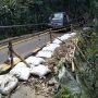 Dua Tahun Ambles, Jalan di Cisarua Bandung Barat Belum Juga Diperbaiki