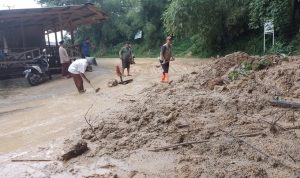 Sejumlah warga saat membersihkan longsoran di Jalan Gunung Geulis, Kecamatan Sukaraja, Kabupaten Bogor, Senin (27/2). (Sandika Fadilah/ Jabarekspres.com)