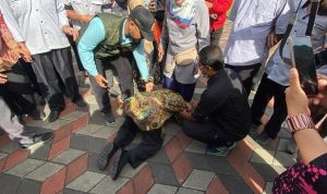 Mensos Risma Sujud di kaki Guru SLB, Begini Kronologinya