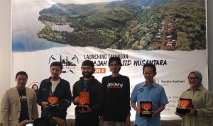 Direktur Masjid Nusantara, Pras Purworo (Kiri), bersama media partner. dalam launching Jelajah Masjid Nusantara season 4. Di Malaka Hotel, Jalan Halimun, Kota Bandung. (SADAM HUSEN SOLEH RAMDHANI/JABAR EKSPRES)