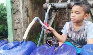 Demi Air Bersih, Begini Kata Warga Gang Minyak Ciroyom Bandung yang Rela Antri untuk Penuhi Kebutuhan Sehari-hari 90 persen warga RW 01 Kelurahan Ciroyom membeli air bersih untuk kebutuhan sehari-hari / Akmal Firmansyah