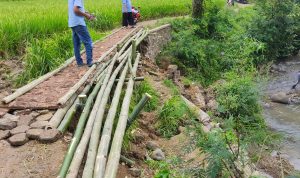 Tembok Penahan Tergerus Longsor, Jalan Penghubung 3 Desa di Bandung Barat Terputus / Jabar Ekspres