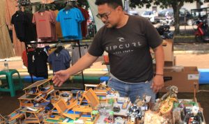 KREATIF: Hendri menunjukkan diorama hasil kreasinya. Ia juga menerima pesanan pembuatan diorama sesuai selera. (HENDRIK MUCHLISON/JABAR EKSPRES)