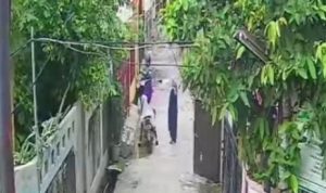 Kronologi Ditemukannya Dua Wanita Dicor di Bekasi, Forensik Outopsi Tubuh Korban yang Sudah Lengket dengan Semen Tampak dua wanita korban pembunuhan dengan cara dicor di Bekasi, saat mendatangi rumah tempat kejadian menggunakan motornya. (instagram @info bekasi)