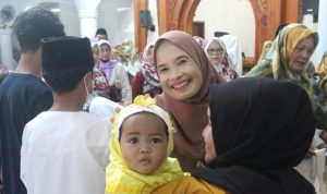 Safari Senyum Ramadan Jalin Kedekatan dengan Warga Ketua PKK Kota Bandung, Yunimar Mulyana saat menghadiri Safari Senyum Ramadan di Masjid Darul Ulum, Jalan A H Nasution, Kecamatan Mandalajati, Kota Bandung, Senin 27 Maret 2023. (SADAM HUSEN SOLEH RAMDHANI/JABAR EKSPRES)