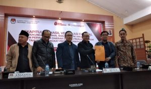 SERAHKAN BERKAS: Ketua KPU Jabar Rifqi Alimubarok (tiga dari kanan) saat menyerahkan berita acara rekapitulasi bacalon DPD Jabar ke Ketua Bawaslu Jabar Abdullah (dua dari kanan). (HENDRIK MUCHLISON/JABA EKSPRES)