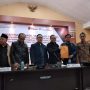SERAHKAN BERKAS: Ketua KPU Jabar Rifqi Alimubarok (tiga dari kanan) saat menyerahkan berita acara rekapitulasi bacalon DPD Jabar ke Ketua Bawaslu Jabar Abdullah (dua dari kanan). (HENDRIK MUCHLISON/JABA EKSPRES)