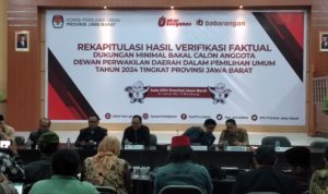 TUNTAS: Proses rekapitulasi verifikasi faktual dukungan bacalon DPD di Kantor KPU Jabar, Rabu (1/3) malam. (HENDRIK MUCHLISON/JABAR ESKPRES)