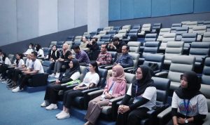 Keren! Perpustakaan di Kota Bogor Tetap Buka Saat Akhir Pekan Para relawan Literasi Squad yang akan bertugas menjaga Perpustakaan Daerah Kota Bogor di hari Sabtu dan Minggu. (Yudha Prananda / Jabar Ekspres)