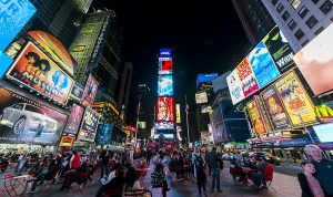 Viral Umat Muslim Buka Puasa dan Tarawih di Times Square New York
