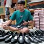 Pelaku UMKM atau perajin sepatu di Cibaduyut. Butuh akses bantuan permodalan untuk bisa melahirkan produk sendiri. (HENDRIK MUCHLISON/JABAR EKSPRES)