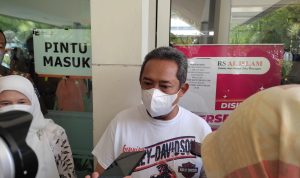 PEDULI KORBAN: Wali Kota Bandung Yana Mulyana, saat menjenguk korban insiden rubuhnya baliho ilegal di Rumah Sakit Al Islam, Kota Bandung. (SADAM HUSEN SOLEH RAMDHANI/JABAR EKSPRES)