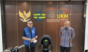 Menteri Koperasi dan UKM Teten Masduki (kanan) dan Menteri Perdagangan Zulkifli Hasan (kiri) saat konferensi pers di Kantor KemenKopUKM di Jakarta, Senin (27/3/2023). (ANTARA/Kuntum Riswan)