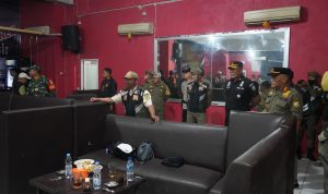 Satpol PP saat merazia THM, Kamis (30/3). Foto : Sandika Fadilah /Jabarekspres.com