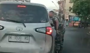 Viral ! Oknum TNI Terekam Mengancam Pengemudi Mobil Dengan Senjata Tajam