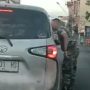 Viral ! Oknum TNI Terekam Mengancam Pengemudi Mobil Dengan Senjata Tajam