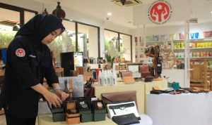 Kerabat Store Dekranasda Jabar Bakal Luncurkan Lagi Hampers Ramadan Kerabat Store bakal turut memanfaatkan momen Ramadan untuk mendulang omset penjualan dengan membuat paket hampers edisi Ramadan maupun Lebaran. (HENDRIK MUCHLISON/JABAR EKSPRES)