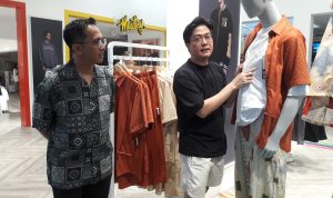 KOLABORASI: Manager Marketing Communications 3 Second, Hendri Sase Perbawana dan Founder Danjyo Hiyoji, Dana Maulana, saat menunjukkan produk hasil kolaborasi 3SECOND X DANJYOHIYOJI di 3Second Store Jalan RE Martadinata No 61, Kota Bandung, Jumat 17 Maret 2023.